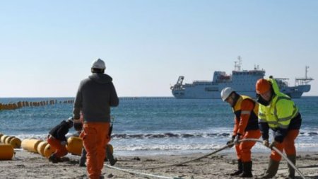 Cablurile submarine transporta 99% din datele digitale pe fundul oceanului. Reportaj BBC cu oamenii care le repara