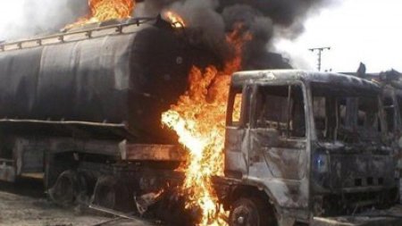 Cel putin 94 de morti dupa ce o cisterna cu benzina s-a rasturnat in Nigeria, iar oamenii au alergat sa stranga combustibilul