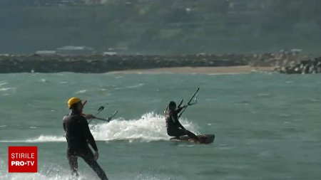 Vremea buna i-a mobilizat pe pasionatii de sporturi extreme. Kitesurfingul, tot mai practicat pe litoral