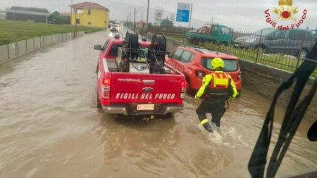 Alerta in nordul Italiei din cauza fenomenelor meteo extreme. Mai multe localitati au fost inundate si s-au produs <span style='background:#EDF514'>ALUNECARI DE TEREN</span>