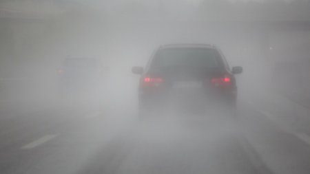 Traficul rutier, ingreunat din cauza cetii, in mai multe judete din tara. Vizibilitatea, scazuta sub 200 de metri