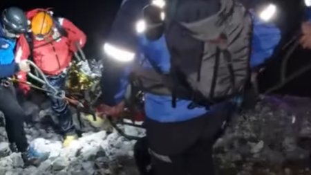 Turisti fara echipament si pregatire, salvati dupa 12 ore dintr-o zona periculoasa din Piatra Craiului: Un lung sir de erori majore