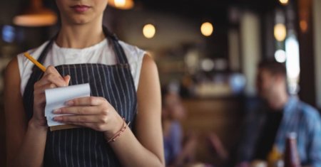 Bautura banala pe care nu trebuie sa o mai comandam la restaurant. Dezvaluirile unei chelnerite care a lucrat in localuri de top: N-am vazut in viata mea