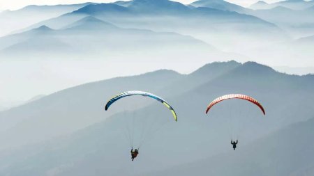 Un instructor a murit dupa ce a cazut de la inaltime, in timpul unui zbor cu parapanta, in Brasov. Ce s-ar fi intamplat