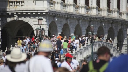 Turistii care merg la Venetia vor fi nevoiti sa plateasca un bilet de doua ori mai scump. Ce <span style='background:#EDF514'>ALTE</span> masuri pregatesc autoritatile