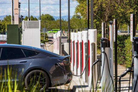 Ford isi avertizeaza clientii sa nu mai foloseasca adaptoarele gratuite Tesla Supercharger