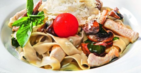 Cea mai delicioasa reteta de tagliatelle cu ciuperci si bacon. Se prepara rapid si este ideala pentru cina