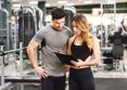 Business sportiv. Antrenorii personali au devenit noul must-have in salile de fitness odata cu cererea tot mai mare pentru astfel de servicii. Salariul unui antrenor personal poate ajunge si la 10.000 de lei pe luna. Avem avocati, bancheri si politisti care urmeaza cursurile de antrenori personali