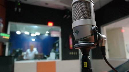 Viitorul suna tehnologic: Un post de radio si-a concediat jurnalistii si i-a inlocuit cu prezentatori AI