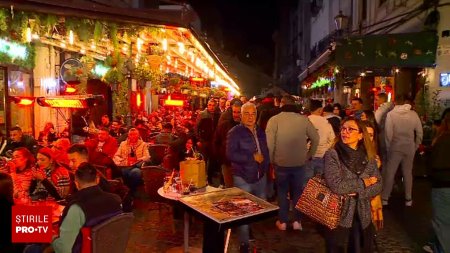 Bucurestenii au profitat de trecerea la ora de iarna si au petrecut in Centrul Vechi. 