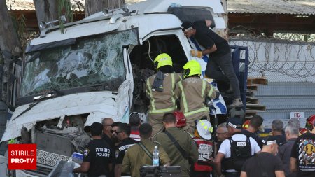 Zeci de persoane au fost ranite dupa ce un camion a intrat intr-o statie de autobuz din Israel. FOTO