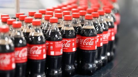 Coca-Cola retrage 28 de milioane de sticle posibil contaminate cu aschii metalice. In ce tara s-a constatat problema