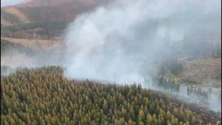 Pompierii din Brasov continua stingerea incendiului din Muntii Fagaras, care a inceput in weekend. Imagini din elicopter