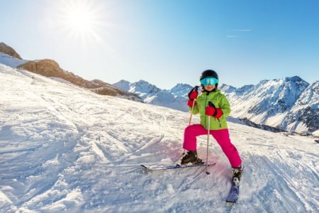 Tabara de ski perfecta pentru toate nivelurile: invatare si distractie pe partie