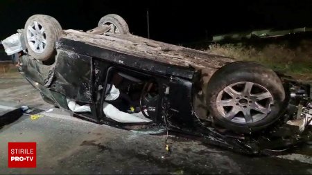 Doi barbati au fost aruncati din masina, in urma unui grav accident in judetul Galati. Unul a murit