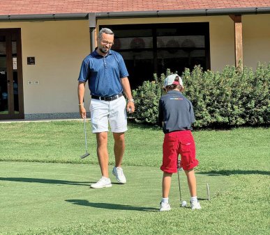 Afaceri de la Zero. Mircea Sotica, un antrenor de golf - PGA teaching professional -, s-a intors din Italia dupa zece ani de experienta si a pus bazele companiei Golf Lab in 2015 in Cluj-Napoca, cu scopul de a forma jucatori profesionisti in golf