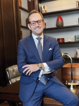 ZF Interviu. Simon Casson, CEO Corinthia Group, vorbeste despre deschiderea celebrului hotelul Bulevard din Bucuresti sub brandul Corinthia, in prima parte a anului viitor:Hotelul va avea o capacitate de 30 de camere, dar si un restaurant, o cafenea, un ballroom, un centru spa si o sala de fitness