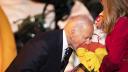 Joe Biden a muscat in gluma mai multi bebelusi in timpul unui eveniment de Halloween | VIDEO