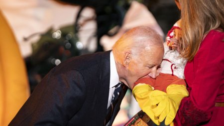 Joe Biden a muscat in gluma mai multi bebelusi in timpul unui eveniment de Halloween | VIDEO