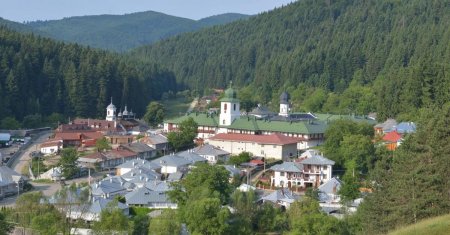 Putini romani stiu acest detaliu despre un loc superb din tara. Este cea mai mare manastire de maici din Romania, aici sunt frescele pictate de <span style='background:#EDF514'>NICOLAE GRIGORESCU</span>