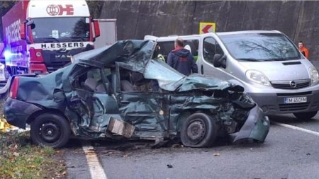 Accident teribil pe <span style='background:#EDF514'>DN 6</span>, in localitatea Orsova. O femeie de 47 de ani a murit dupa ce a intrat cu masina intr-un TIR