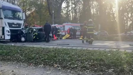 Accident cumplit in Mures: O masina a intrat intr-un TIR, dupa ce soferul a incercat sa evite o caprioara. 4 oameni au murit