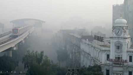 Scolile se inchid in cel mai poluat oras din lume, autoritatile sunt in alerta. Sunt plina de <span style='background:#EDF514'>ANXIETATE</span> | VIDEO