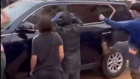 Momentul in care premierul spaniol Pedro Sanchez a fugit de la locul dezastrului din Valencia si l-a lasat singur pe regele Felipe | VIDEO