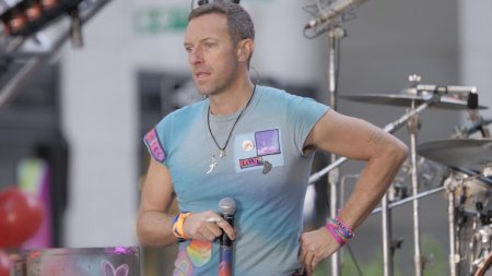 VIDEO. <span style='background:#EDF514'>SOLISTUL</span> trupei Coldplay, Chris Martin, a cazut de pe scena, peste un angajat, in timpul unui concert: Multumesc ca m-ai prins