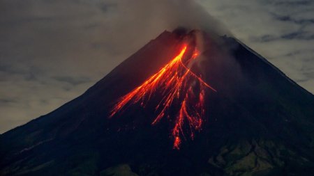 Imagini apocaliptice din Indonezia, dupa eruptia unui vulcan: Cel putin 9 oameni au murit, 10.000 de persoane sunt afectate