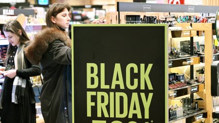 Capcanele campaniei de Black Friday. Oamenii pot folosi cumparaturile ca pe o modalitate de a evada din problemele cotidiene