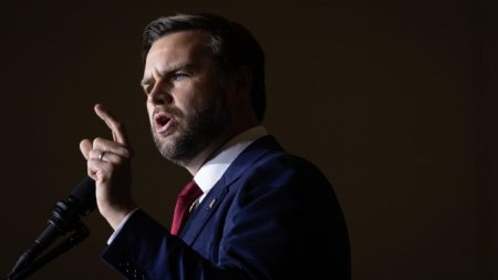 Cine este JD Vance, <span style='background:#EDF514'>SENATOR</span>ul radical ales de Trump sa-i fie vicepresedinte. L-a numit idiot si nocivpe fostul presedinte in trecut