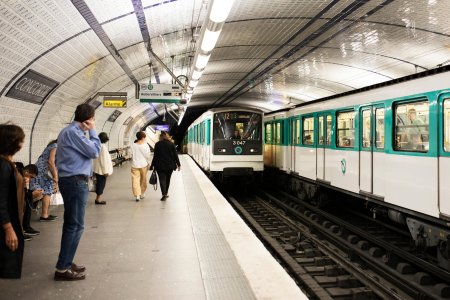 Bataie cu <span style='background:#EDF514'>TOPORUL</span> intr-un tren din zona Parisului: patru raniti, unul dintre ei si-a pierdut mana