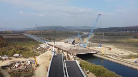 Imagini de pe santierul Autostrazii Sibiu-Pitesti. 18 kilometri vor fi dati in circulatie in acest an