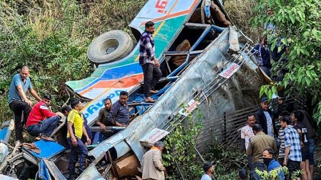 Cel putin 36 de oameni au murit in India, dupa ce un autobuz a cazut intr-un defileu