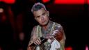 Cearta intre doi vecini celebri: Robbie Williams si Jimmy Page se lupta pentru un copac. Vrea sa taie copacul ca sa aiba priveliste