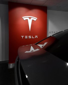 Tesla atinge o capitalizare de piata de 1 trilion de dolari, sustinuta de cresterea actiunilor dupa victoria lui Donald Trump in alegeri