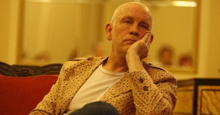 Proteste la premiera unei <span style='background:#EDF514'>PIESE</span> de teatru regizate de John Malkovich in Bulgaria