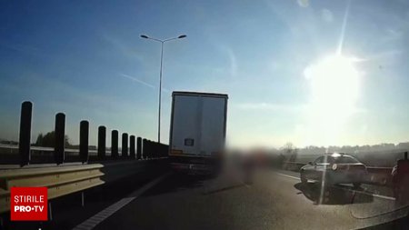 Un barbat si-a pierdut viata dupa ce a fost lovit de un camion pe banda de urgenta a autostrazii A1