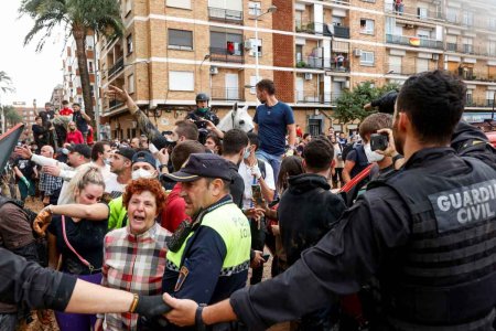 ‘Ne-ati ucis!’: Spaniolii au iesit pe strazi in Valencia si cer demisii dupa inundatiile devastatoare