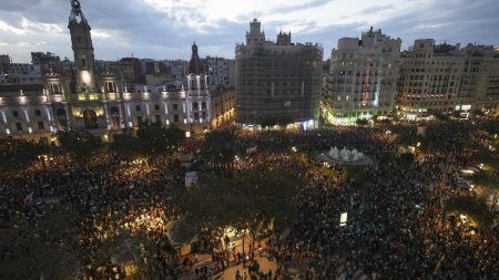 Zeci de mii de oameni au protestat in Valencia dupa inundatiile devastatoare: 