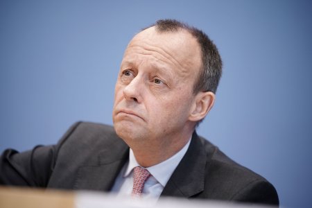 In plina criza politica, o<span style='background:#EDF514'>POZITIA</span> din Germania isi indreapta ochii catre Trump: Friedrich Merz, liderul care domina sondajele inainte de alegerile anticipate, vrea sa incheie deal-uri cu presedintele ales al SUA, pentru a readuce Germania in topurile internationale. Nu ne-am impus niciodata suficient de bine interesele. Trebuie sa schimbam acest lucru