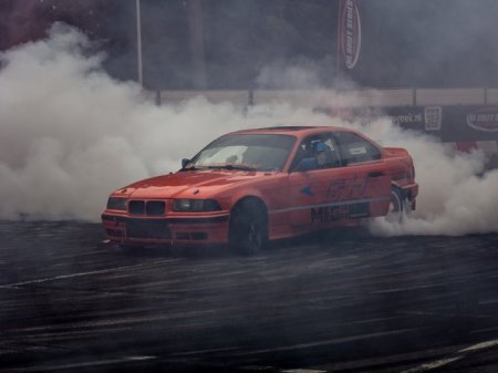 Soferi agresivi prinsi in flagrant in Bucuresti. Drifturi si slalom printre masini