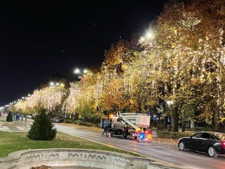 Primaria Capitalei a inceput instalarea decoratiunilor pentru iluminatul festiv de iarna