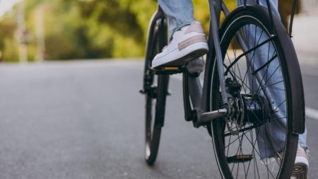 Si-a scos bicicleta la vanzare, dar a ramas fara 11.000 lei in cont. Cum a fost pacalita o femeie de 44 de ani din Braila