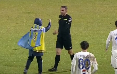 Scene incredibile in Liga 1. Un copil a intrat pe teren si a aratat scene <span style='background:#EDF514'>OBSCENE</span> arbitrului