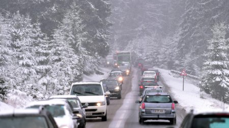 Cod galben de ninsori si ploi. E zapada la Predeal si Poiana Brasov. Se circula greu pe drumuri din sase judete din cauza cetii