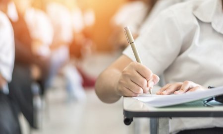 Concurs pentru elevii de clasa a XII-a prin care pot castiga burse de studii la un program <span style='background:#EDF514'>UNIVERSITAR</span> international de studii in valoare totala de 54.000 euro