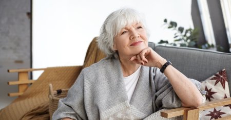 Gata cu hainele negre. Culoarea la moda care intinereste femeile care au peste 50 de ani