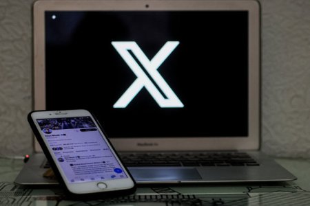 X testeaza o versiune gratuita a chatbotului Grok, dezvoltat de xAI